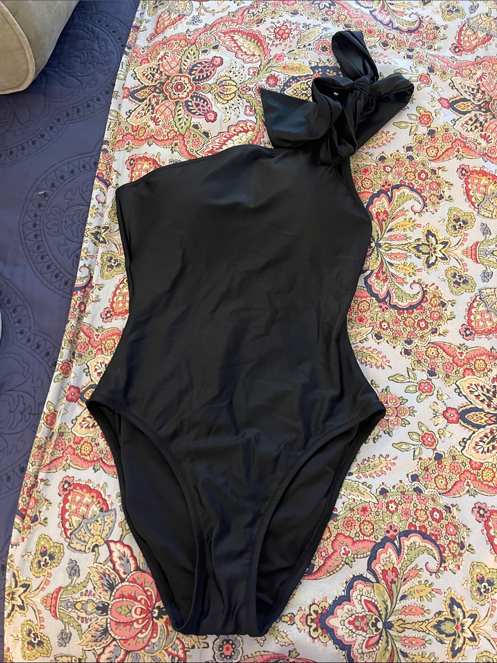 Black One-ShoulderOne-Piece Swimsuit with Bow shoulder